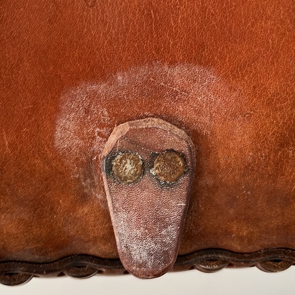 Vintage leather satchel with butterfly decoration - Picture 4 of 6